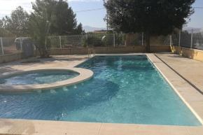 Casa de campo muy grande, con piscina y pistas